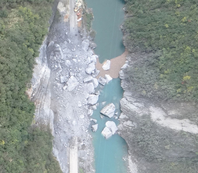 本网讯 (通讯员 黄海峰/文/图)12月14日晚,三峡库区巴东县通往某5A级著名风景区的旅游公路内侧山体突发崩塌滚石灾害,几千方危岩孤石瞬间将公路掩埋,所幸未造成人员伤亡,但完全阻断了游客通往景区以及村民出行的的唯一交通要道。紧急时刻,我校土木与建筑学院无人机遥感监测技术小组会同当地交通、公安等部门于15日赶赴现场开展应急处置调查作业,为灾害应急治理方案制定作出重要贡献,并得到了当地政府和技术人员的高度赞赏。 在地质灾害现场,崩塌边坡上部仍在不断发生零星块石滚落,严重威胁人身安全,而且边坡高陡、植被