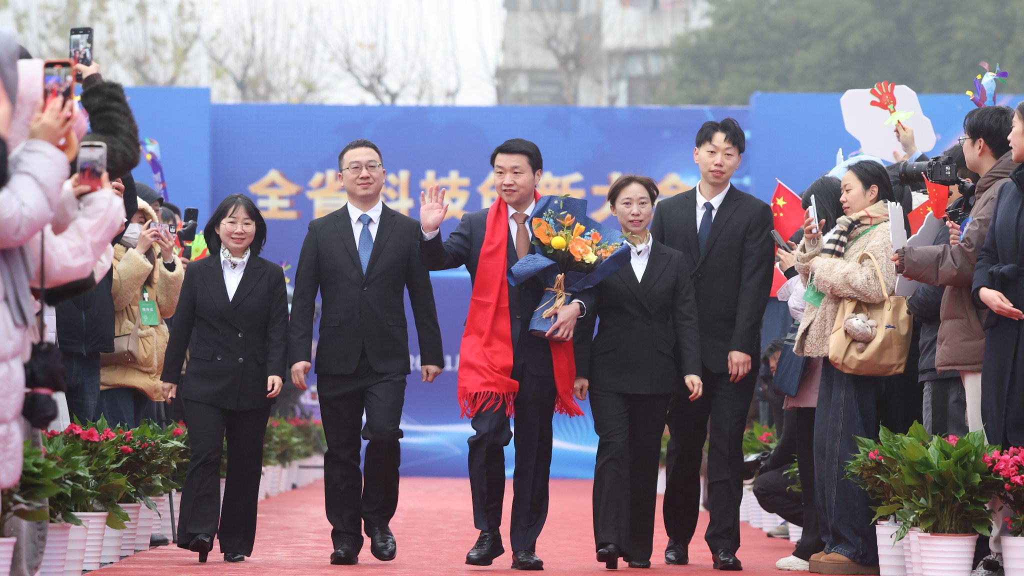 今日，三峡大学杨简教授接受湖北“最高礼遇”-1023-学校要闻