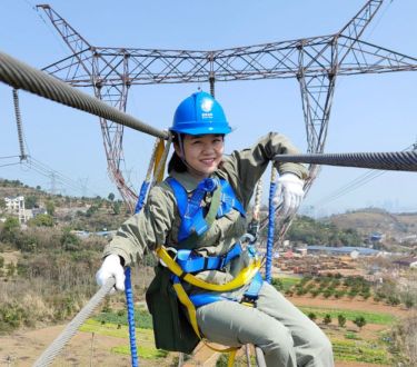高压线上的“舞者” 史明君