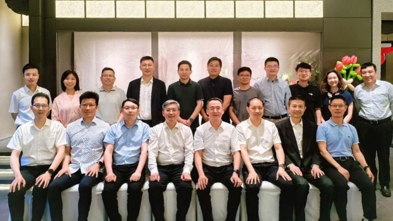 王建平赴南京拜访胡亚安院士并看望江苏校友-1023-学校要闻